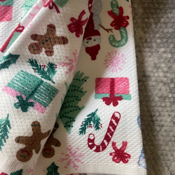 Christmas Cupcakes & Cashmere PINK Gingerbread ๐ฉท๐2pk Kitchen Towels NWT - Picture 3 of 4